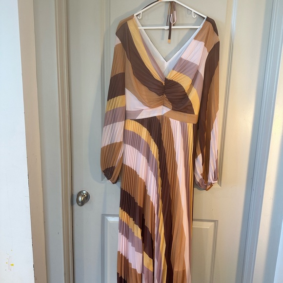 NWT MOTF PREMIUM PLEATED LIGHT FLOWY V-NECK Nude Tone Dress, size XL - Picture 7 of 12